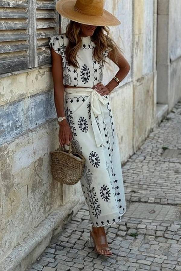 Off-white Skirt and Black Printed Tights Two-piece Set