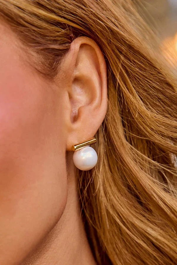 Minimalist Balance Beam Pearl Earrings