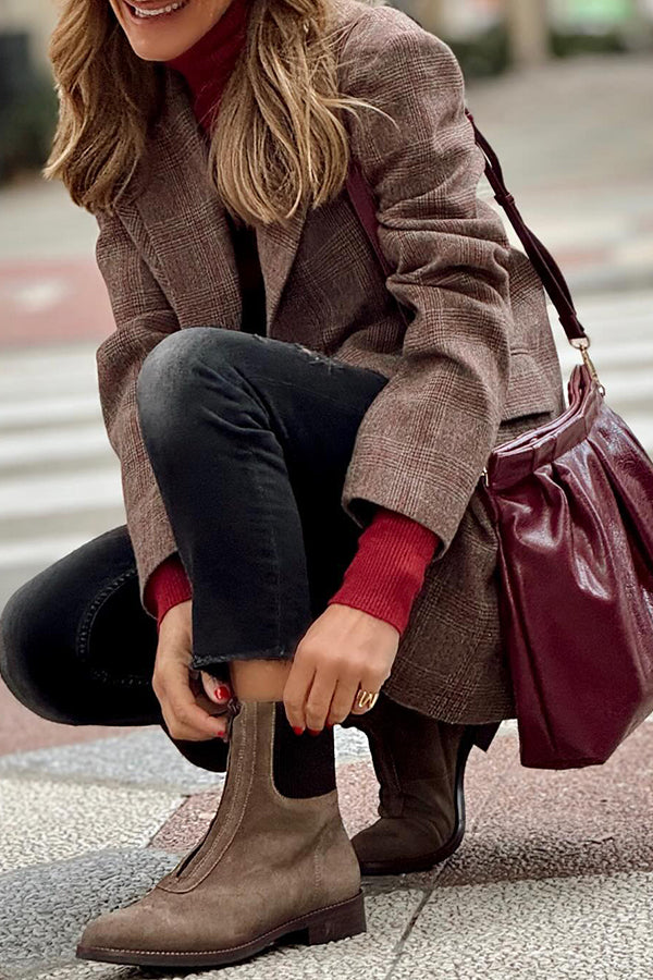 Mid-length buttoned small suit