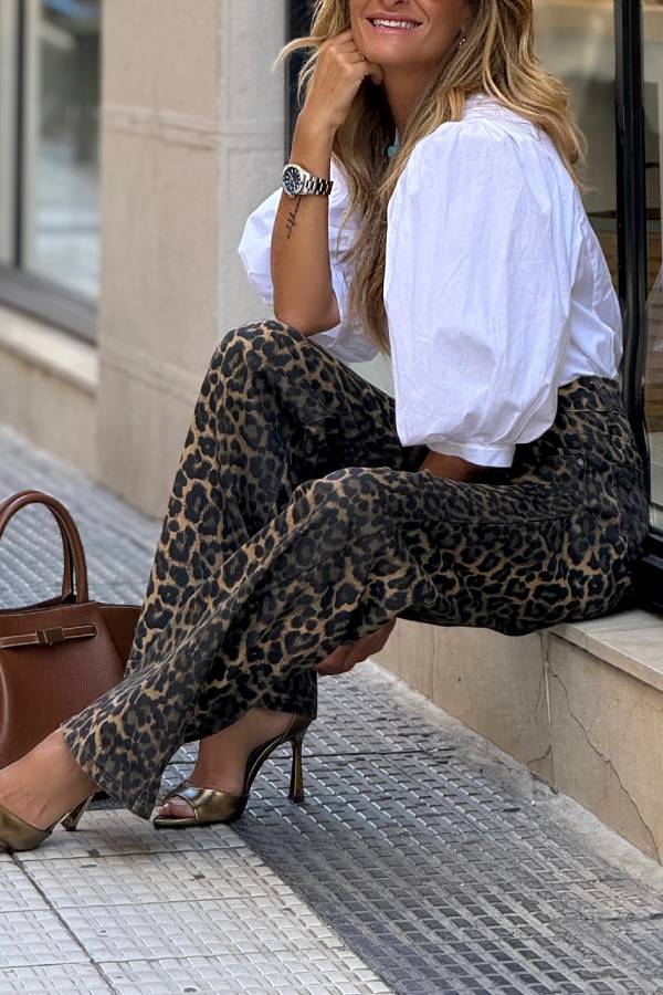 White V-neck puff-sleeved loose-fitting shirt