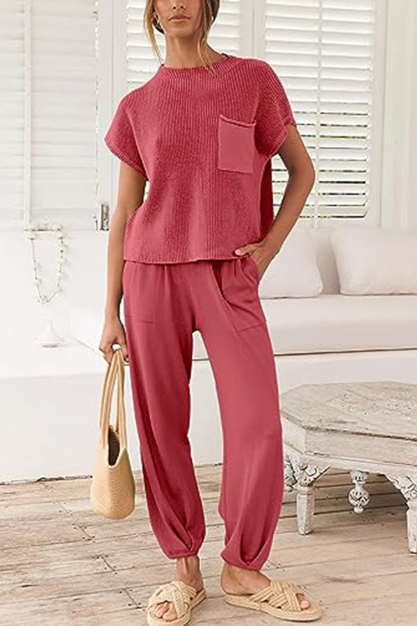 Short-sleeved T-shirt and trouser suit with pockets